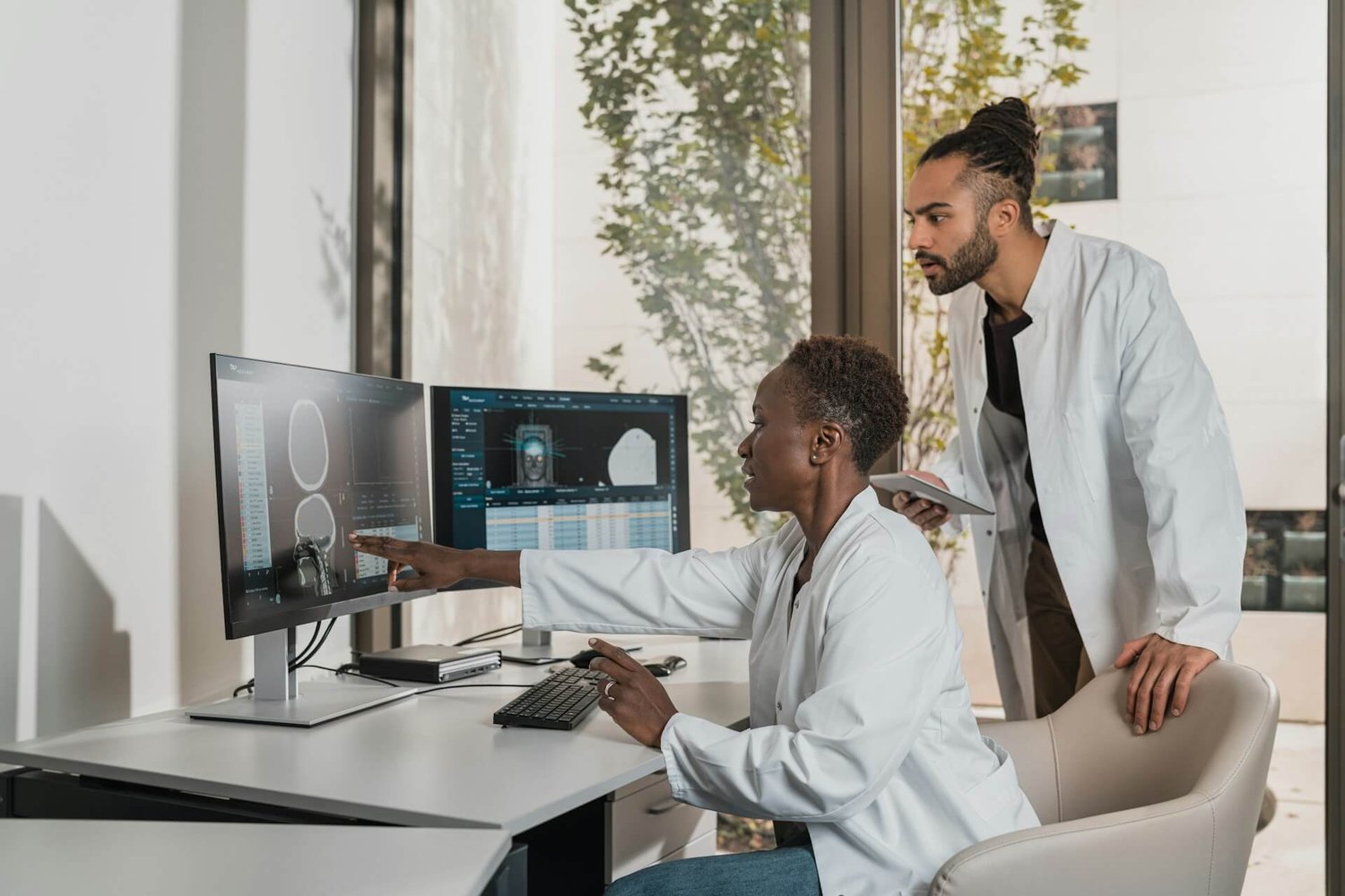 5 Ways Generative AI in Healthcare Can Improve Staff Experiences