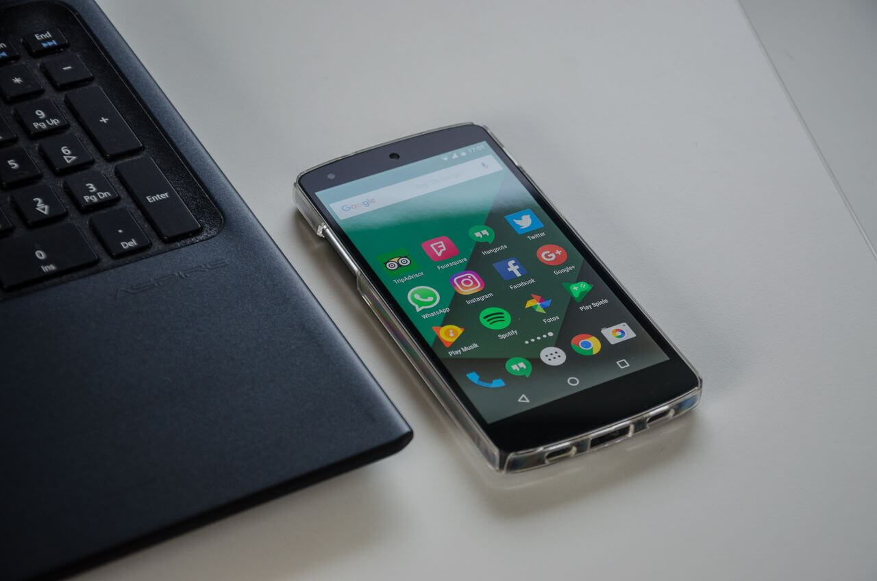 WhatsApp Groups Vs Franchise Intranet Software: A Comparison of 7 Platforms