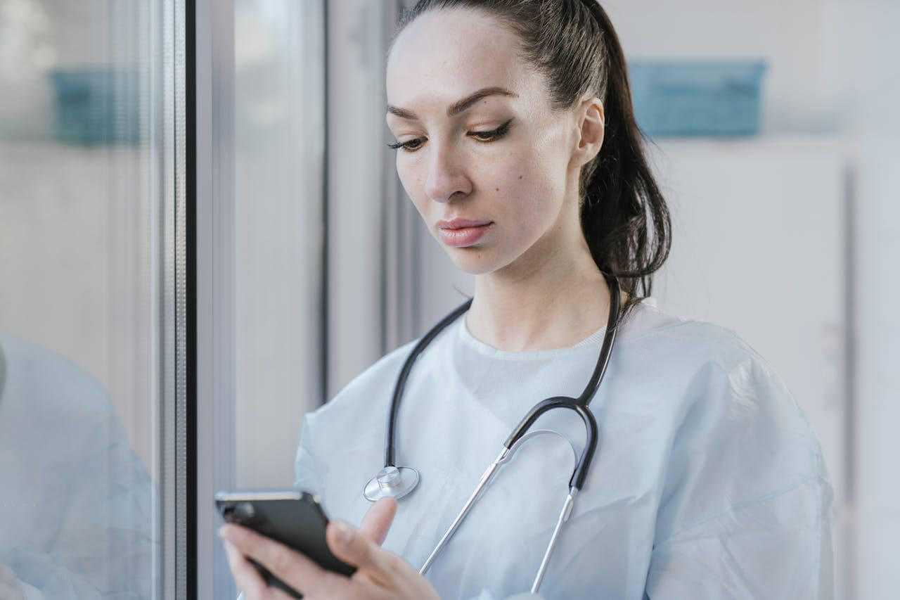 How to Foster Effective Communications Between Managers and Frontline Healthcare Workers featured image