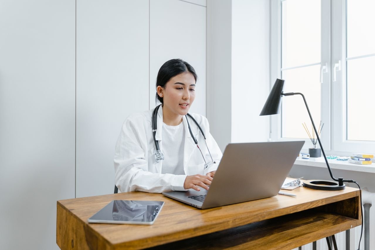 NHS and HIPAA-Compliant AI: A Guide to Safe Healthcare Administration